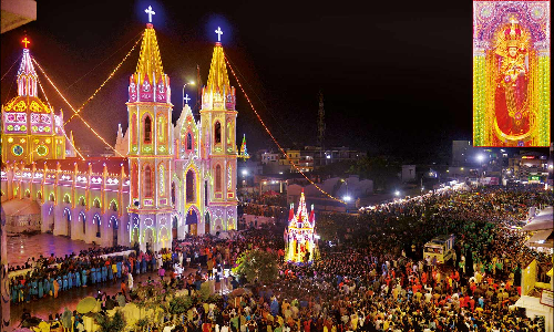 வேளாங்கண்ணி புனித ஆரோக்கிய மாதா பேராலய பெரிய தேர்பவனி: லட்சக்கணக்கான பக்தர்கள் தரிசனம்