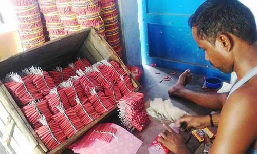 டெல்லியில் பட்டாசு வெடிக்க தடை- ரூ.150 கோடி வியாபாரம் பாதிக்கும் என பட்டாசு உற்பத்தியாளர்கள் கவலை