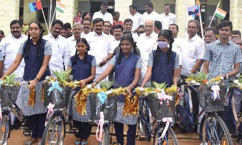 போட்டித்தேர்வுகளை மன உறுதியுடன் எதிர்கொள்ள வேண்டும் -   மாணவர்களுக்கு அமைச்சர் அறிவுரை