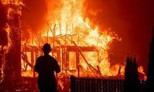 லேப்டாப் சார்ஜ் ஏற்றும்போது தீ விபத்து; வீட்டில் பொருட்கள் எரிந்து நாசம்