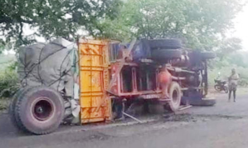 லாரி கவிழ்ந்து விபத்து