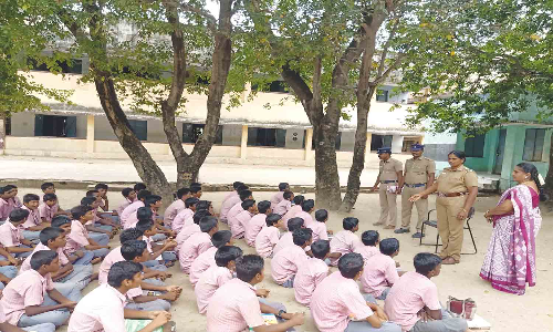 பள்ளி மாணவர்களுக்கு போதை பொருட்கள் ஒழிப்பு விழிப்புணர்வு