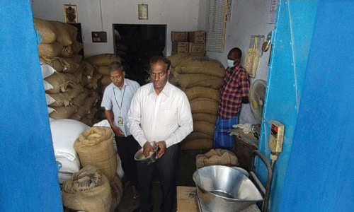 ரேசன் கடையில் கலெக்டர் திடீர் ஆய்வு