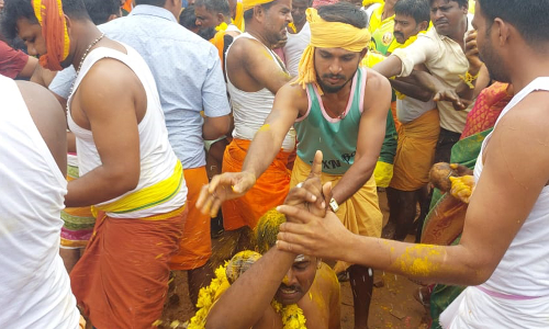 ஈச்சங்காடு வீரபத்திர சுவாமி கோவில் திருவிழாவில்   பக்தர்கள் தலை மீது தேங்காய் உடைத்து நேர்த்தி கடன்