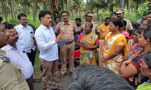 கடலூர் அருகே  பரபரப்பு  ஆக்கிரமிக்கப்பட்ட   18 வீடுகளை இடிக்க சென்ற அதிகாரிகள்