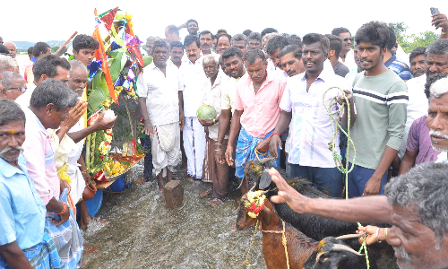 5 ஆண்டுகளுக்கு பின் ஏரி நிரம்பியதால்  ஆடு வெட்டி, தெப்பம் விட்டு மகிழ்ந்த விவசாயிகள்