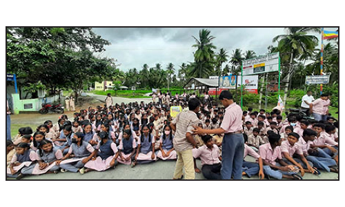 கம்பம்பள்ளியில்  அரசு பள்ளி மாணவர்கள் திடீர் போராட்டம்