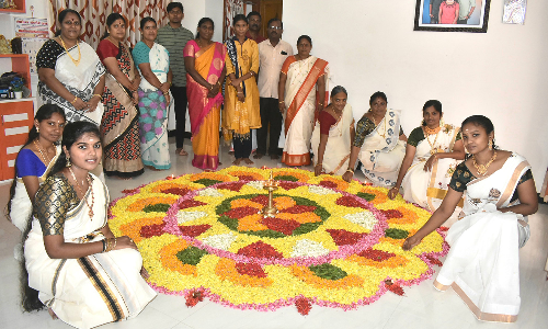 அத்தப்பூ கோலமிட்டு நடனமாடிய பெண்கள்