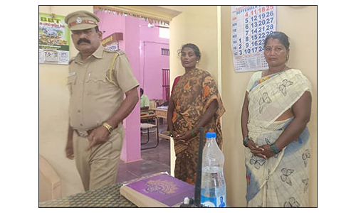 சிங்காரப்பேட்டை அருகே  கள்ளச்சாராயம் விற்ற 2 பெண்கள் கைது