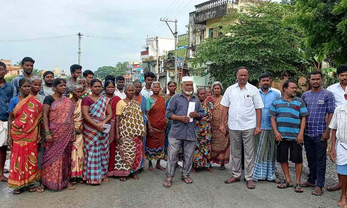 தேசிய நெடுஞ்சாலைத்துறை அதிகாரிகளை கண்டித்து போராட்டம்