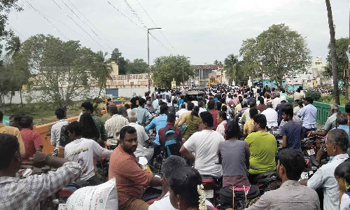 போக்குவரத்து நெரிசலில் சிக்கி தவித்த நோயாளிகள், குழந்தைகள்