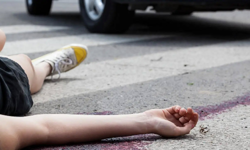 மோட்டார் சைக்கிள் மீது லாரி மோதிய விபத்தில் பெண் பலி