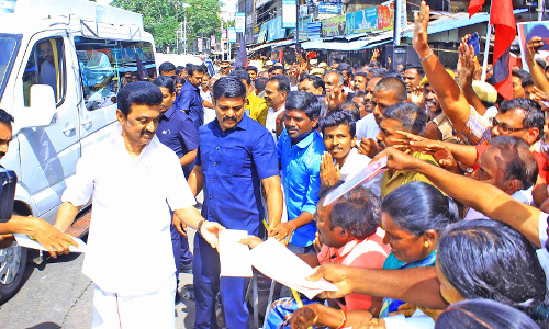 சாலையில் நடந்து சென்று பொதுமக்களிடம் நேரில் மனுக்கள் பெற்ற முதல்-அமைச்சர் மு.க.ஸ்டாலின்