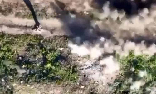 தொடரும் பதிலடி... ட்ரோன் மூலம் வெடிகுண்டு வீசி ரஷிய வீரரை தாக்கிய உக்ரைன்