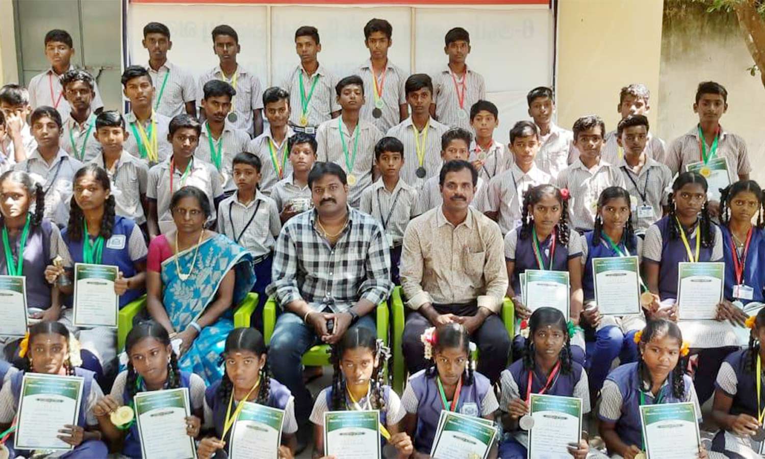 நிலக்கோட்டையில் பள்ளி மாணவர்களுக்கு பரிசளிப்பு விழா நிலக்கோட்டையில் பள்ளி மாணவர்களுக்கு பரிசளிப்பு விழா