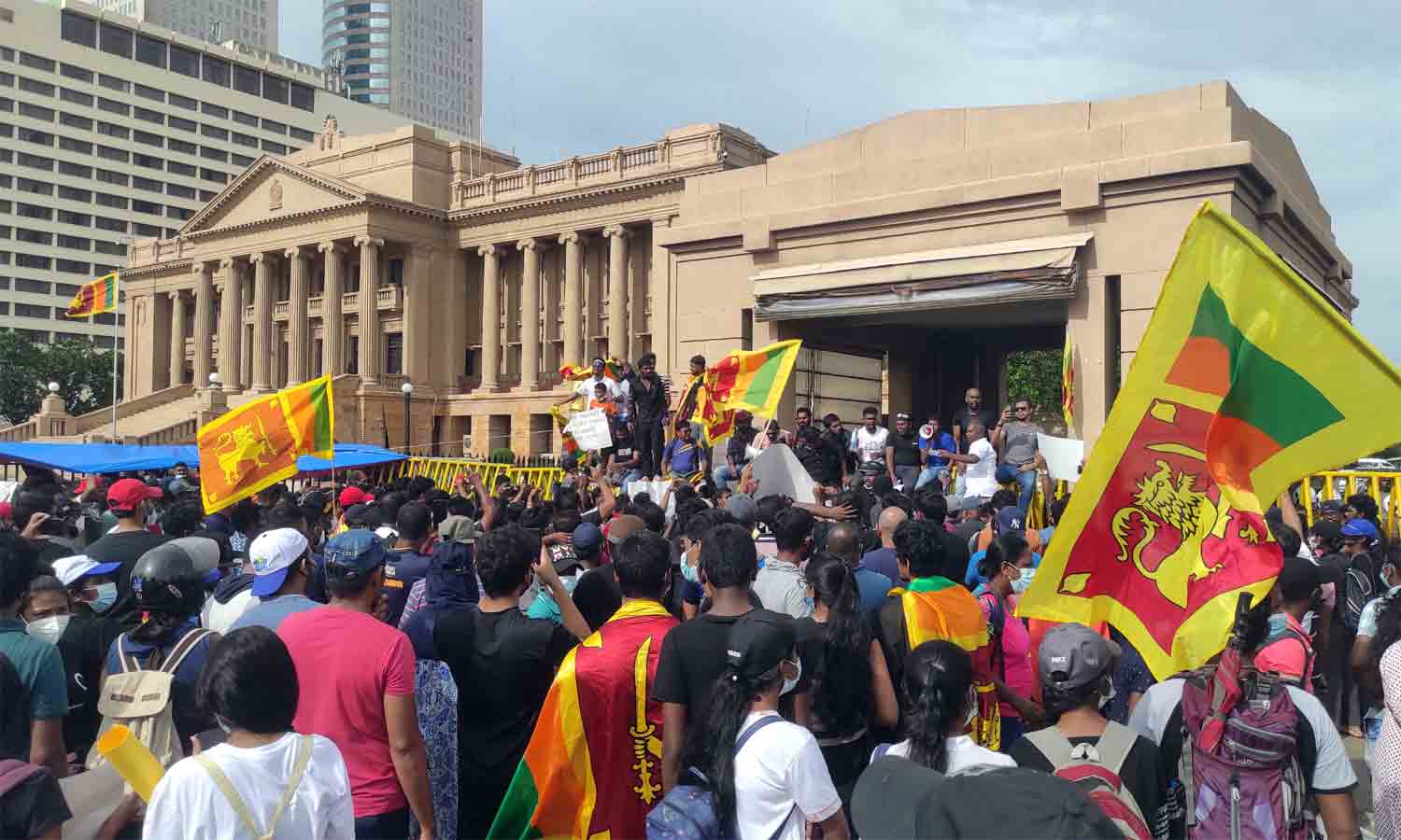 இலங்கையில் பொதுமக்கள் மீண்டும் போராட்டம்