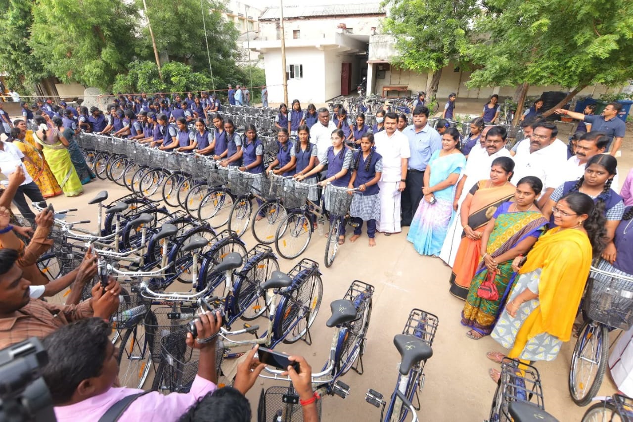 கரூரில் 490 மாணவ, மாணவிகளுக்கு விலையில்லா சைக்கிள்