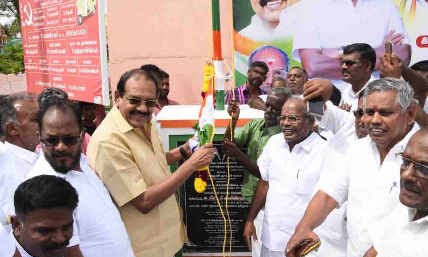 ராகுல்காந்தியின் பாதயாத்திரையை பார்த்து பா.ஜ.க.வினர் ஆடிப்போய் உள்ளனர்- கடையநல்லூரில் பீட்டர் அல்போன்ஸ் பேட்டி ராகுல்காந்தியின் பாதயாத்திரையை பார்த்து பா.ஜ.க.வினர் ஆடிப்போய் உள்ளனர்- கடையநல்லூரில் பீட்டர் அல்போன்ஸ் பேட்டி