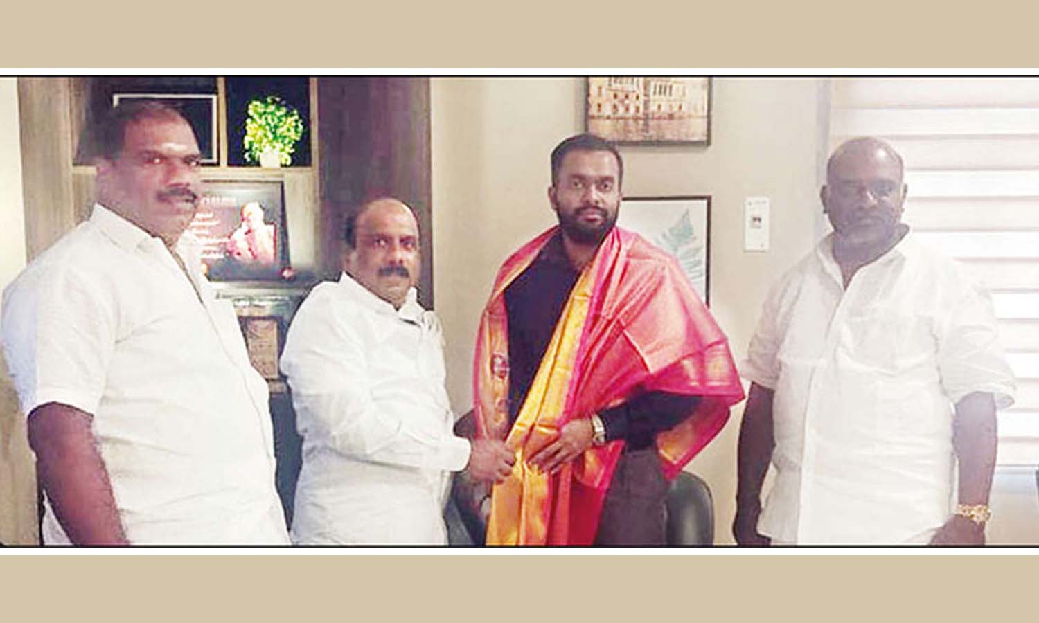 ஆலங்குளம் தொகுதியில் பல்வேறு வளர்ச்சி திட்டப்பணிகளை நிறைவேற்ற வேண்டும்- கலெக்டரிடம் மனோஜ் பாண்டியன் எம்.எல்.ஏ. மனு ஆலங்குளம் தொகுதியில் பல்வேறு வளர்ச்சி திட்டப்பணிகளை நிறைவேற்ற வேண்டும்- கலெக்டரிடம் மனோஜ் பாண்டியன் எம்.எல்.ஏ. மனு