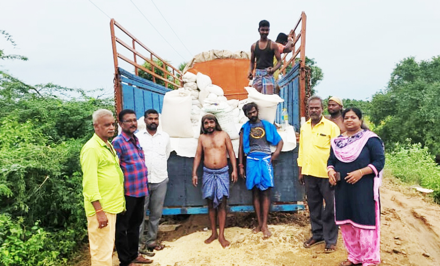 சேற்றில் சிக்கிய லாரியில் ரேசன் அரிசி பறிமுதல்