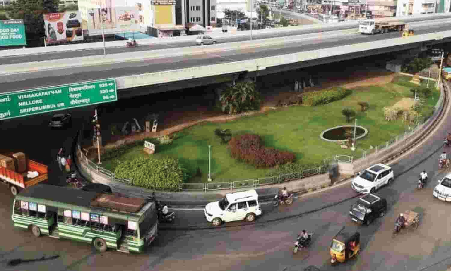 வேலூர் கிரீன் சர்க்கிளில் போக்குவரத்து நெரிசலை குறைக்க போக்குவரத்து மாற்றம்