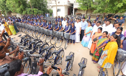 கரூரில் 490 மாணவ, மாணவிகளுக்கு விலையில்லா சைக்கிள்