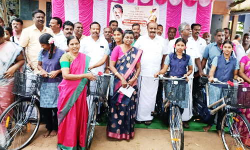 1,384 மாணவ-மாணவிகளுக்கு இலவச சைக்கிள்