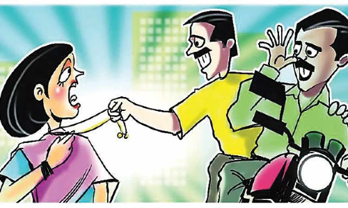 நர்சிடம் நகை பறிப்பு