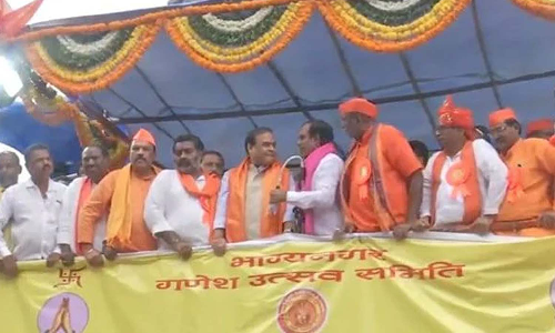 மேடையில் இருந்த மைக்கை வளைத்து திருப்பிய நபர்- அசாம் முதலமைச்சர் பங்கேற்ற நிகழ்ச்சியில் பரபரப்பு