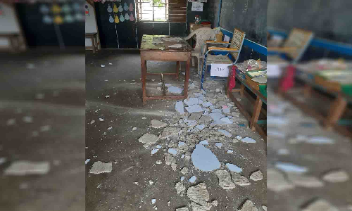 பல்லடம் அருகே பள்ளி வகுப்பறையின் மேற்கூரை சிமெண்ட் பூச்சு பெயர்ந்து விழுந்தது - மாணவர்கள் இல்லாததால் விபத்து தவி்ர்ப்பு