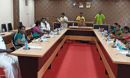 கந்தர்வகோட்டையில் போக்குவரத்திற்கு இடையூராக சாலைகளில் சுற்றி திரியும்  கால்நடைகளை அகற்ற வேண்டும் - ஒன்றிய குழுகூட்டத்தில் வலியுறுத்தல்