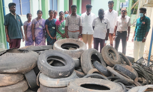 பொன்னமராவதியில் டெங்கு ஒழிப்பு பணி - 2 டன் கொண்ட பயனற்ற வாகன டயர்கள் அகற்றம்
