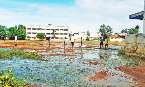 நிலக்கோட்டை அரசு பள்ளிக்குள் மழைநீர் புகுந்ததால் தொற்றுநோய் அபாயம்