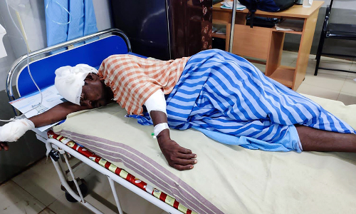 முன்விரோதத்தில் வாலிபருக்கு அரிவாள் வெட்டு