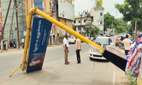 கடலூரில் இன்று பரபரப்பு கார் மீது சாய்ந்து விழுந்த சிக்னல் மின்கம்பம்