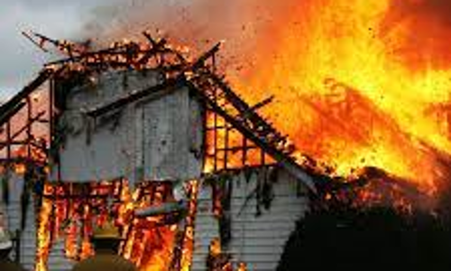 பெரம்பலூரில் வீடு தீப்பற்றி எரிந்து நாசம்