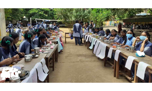 அரசு பள்ளியில் உணவு திருவிழா