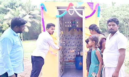 குளியலறையுடன் கூடிய கழிவறைகள் திறப்பு