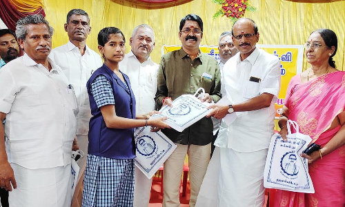 எஸ்.ஆர்.வி. மக்கள் நல மன்றம் சார்பில் மாணவ-மாணவிகளுக்கு இலவச நோட்டு புத்தகம்