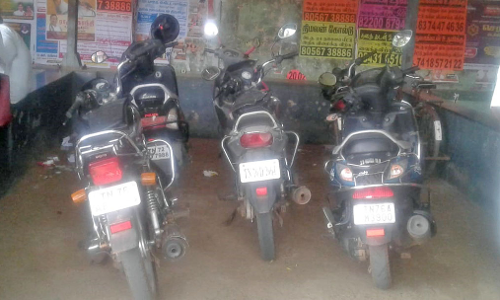 வாகன நிறுத்தும் இடமாக மாறிய பாவூர்சத்திரம் பஸ் நிலையம்