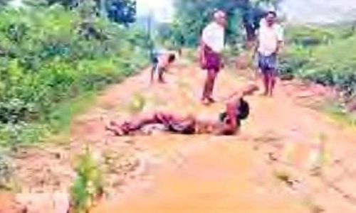 ஆந்திராவில் கவுன்சிலர் சாலையில் உருண்டு போராட்டம்