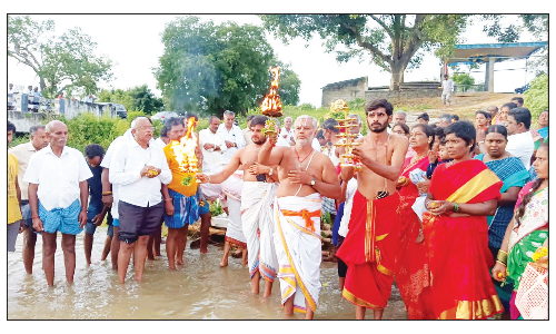 தென்பெண்ணையாற்றில் நீர்வரத்து அதிகரிப்பால் தெப்பம் விட்டு சிறப்பு பூஜைகள்