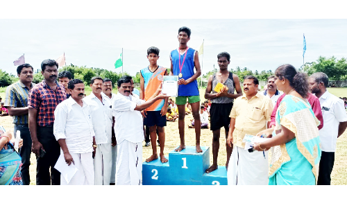 மாணவர்களுக்கு ஒன்றியக்குழு தலைவர் பரிசு வழங்கினார்