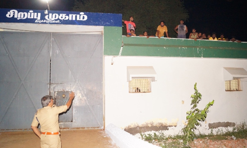 சிறை வளாக சுவரில் ஏறி வெளிநாட்டு கைதிகள் போராட்டம்