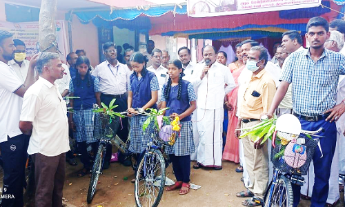 மாணவர்களுக்கு இலவச சைக்கிள்