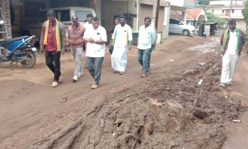 ஊட்டி எச்.எம்.டி.   சாலையை சீரமைக்காவிட்டால் மரம் நடும் போராட்டம்