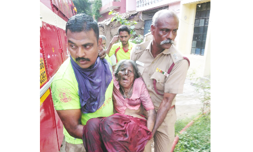 குடியாத்தத்தில் தீ விபத்தில் சிக்கி தவித்த ஓய்வு பெற்ற ஆசிரியை