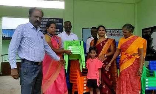 கூடலூரில்   மகளை அரசு பள்ளியில் சேர்த்த ஆசிரியர் தம்பதி