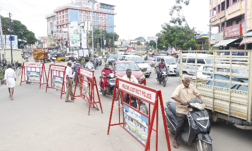 வேலூரில் இருந்து காட்பாடி செல்லும் வாகனங்கள் கிரீன் சர்க்கிள் வர தடை