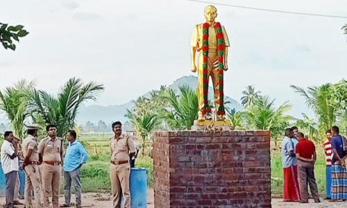 ஸ்ரீவில்லிபுத்தூர் அருகே அனுமதியின்றி இமானுவேல் சேகரன் சிலை வைக்கப்பட்டதால் பரபரப்பு